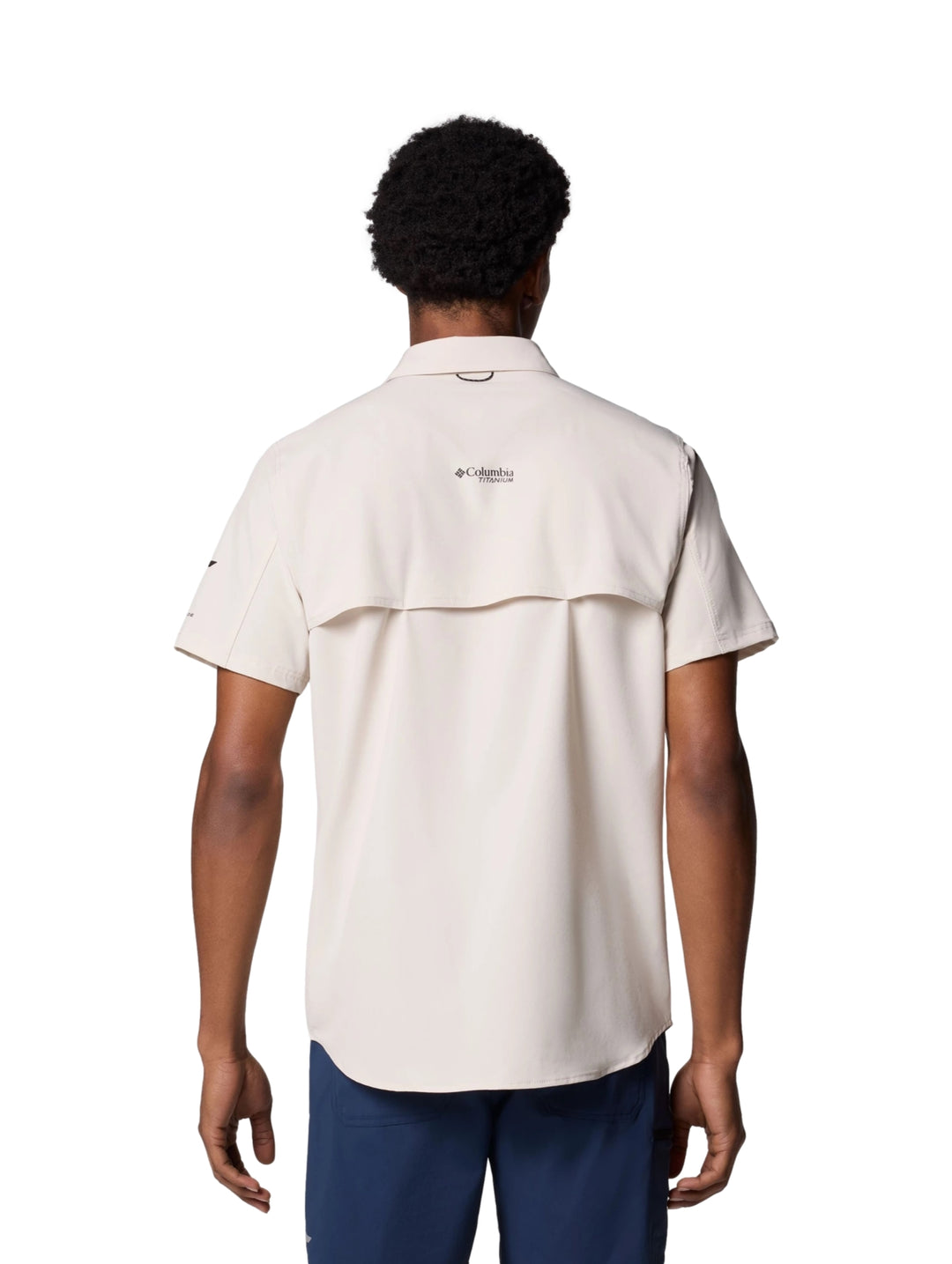 Hombre vistiendo camisa Columbia Summit Valley de manga corta en color Dark Stone con bolsillos frontales.