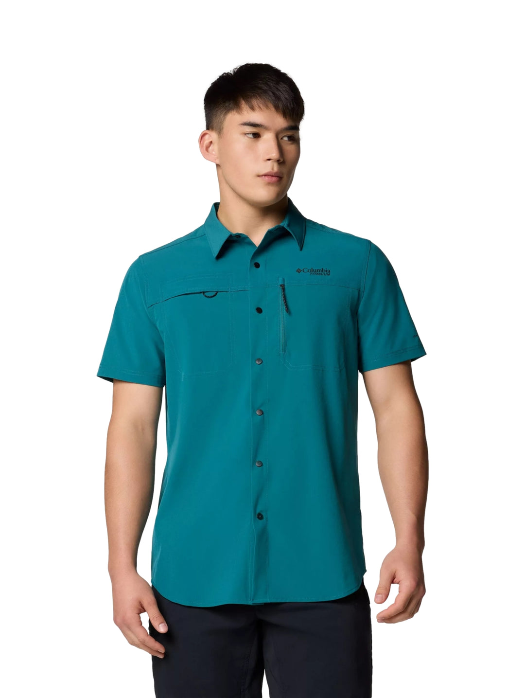 Hombre vistiendo camisa Columbia Summit Valley de manga corta en color azul river blue con cuello y botones.