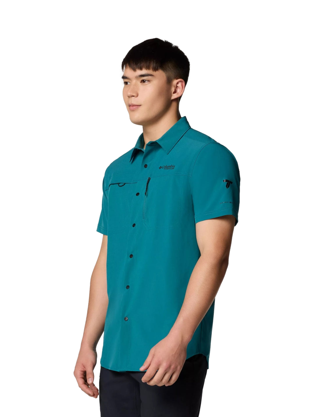 Hombre vistiendo camisa Columbia Summit Valley de manga corta en color azul river blue con cuello y botones.