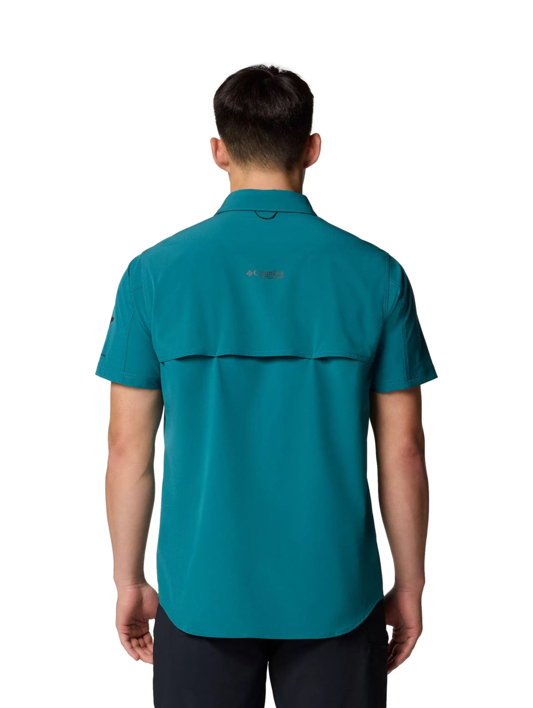 Hombre vistiendo camisa Columbia Summit Valley de manga corta en color azul river blue con cuello y botones.