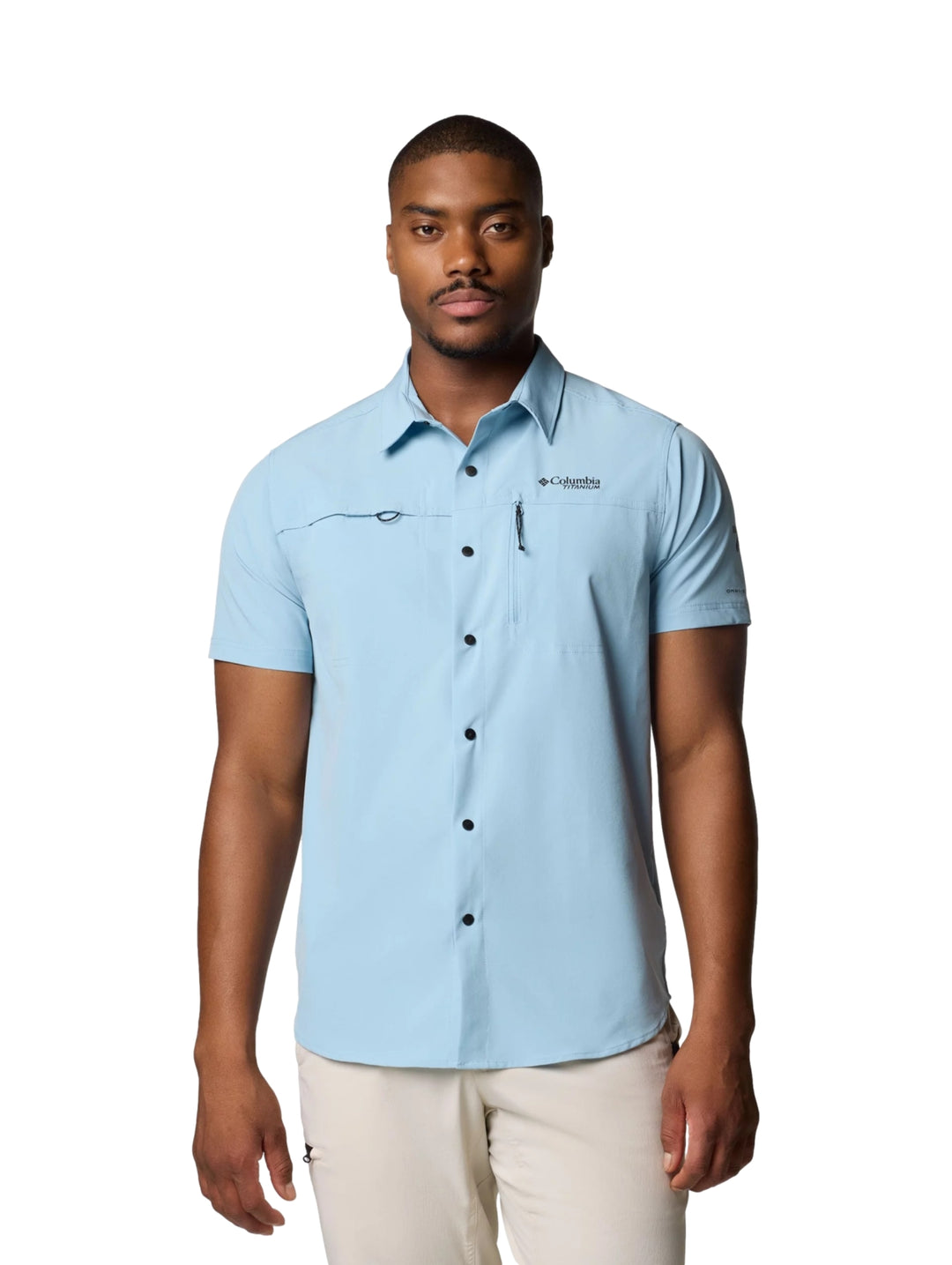 Hombre vistiendo camisa Columbia de manga corta en color azul ripple blue con botones frontales.