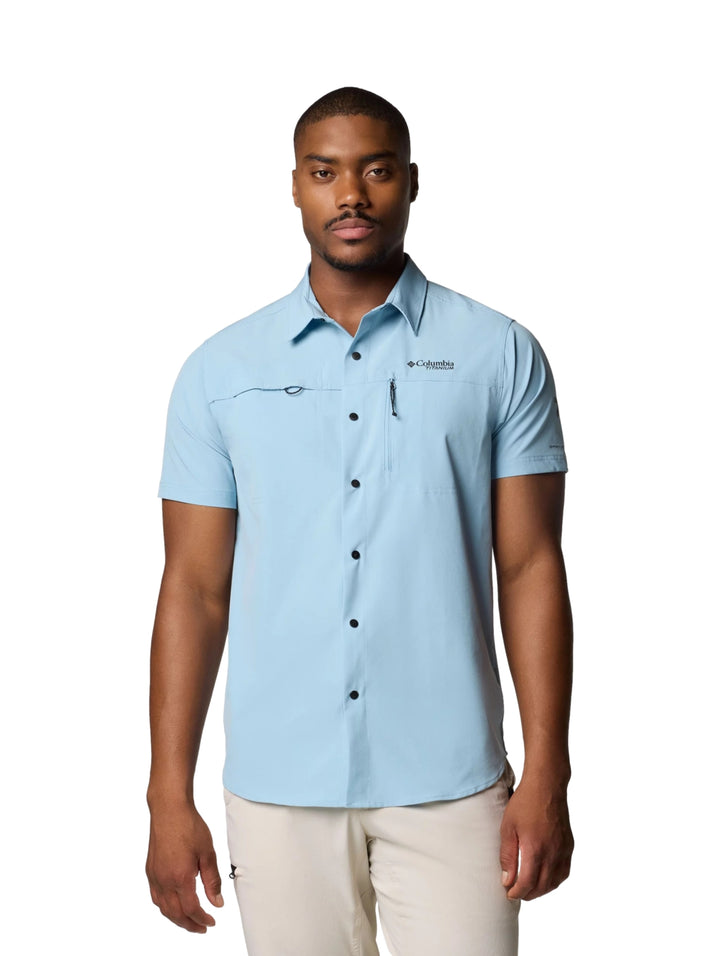 Hombre vistiendo camisa Columbia de manga corta en color azul ripple blue con botones frontales.