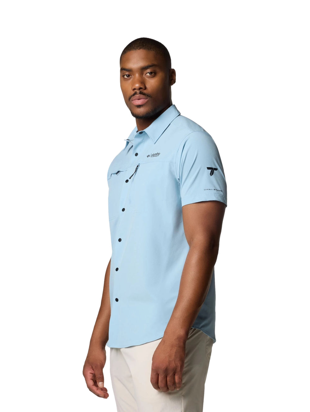 Hombre vistiendo camisa Columbia de manga corta en color azul ripple blue con botones frontales.