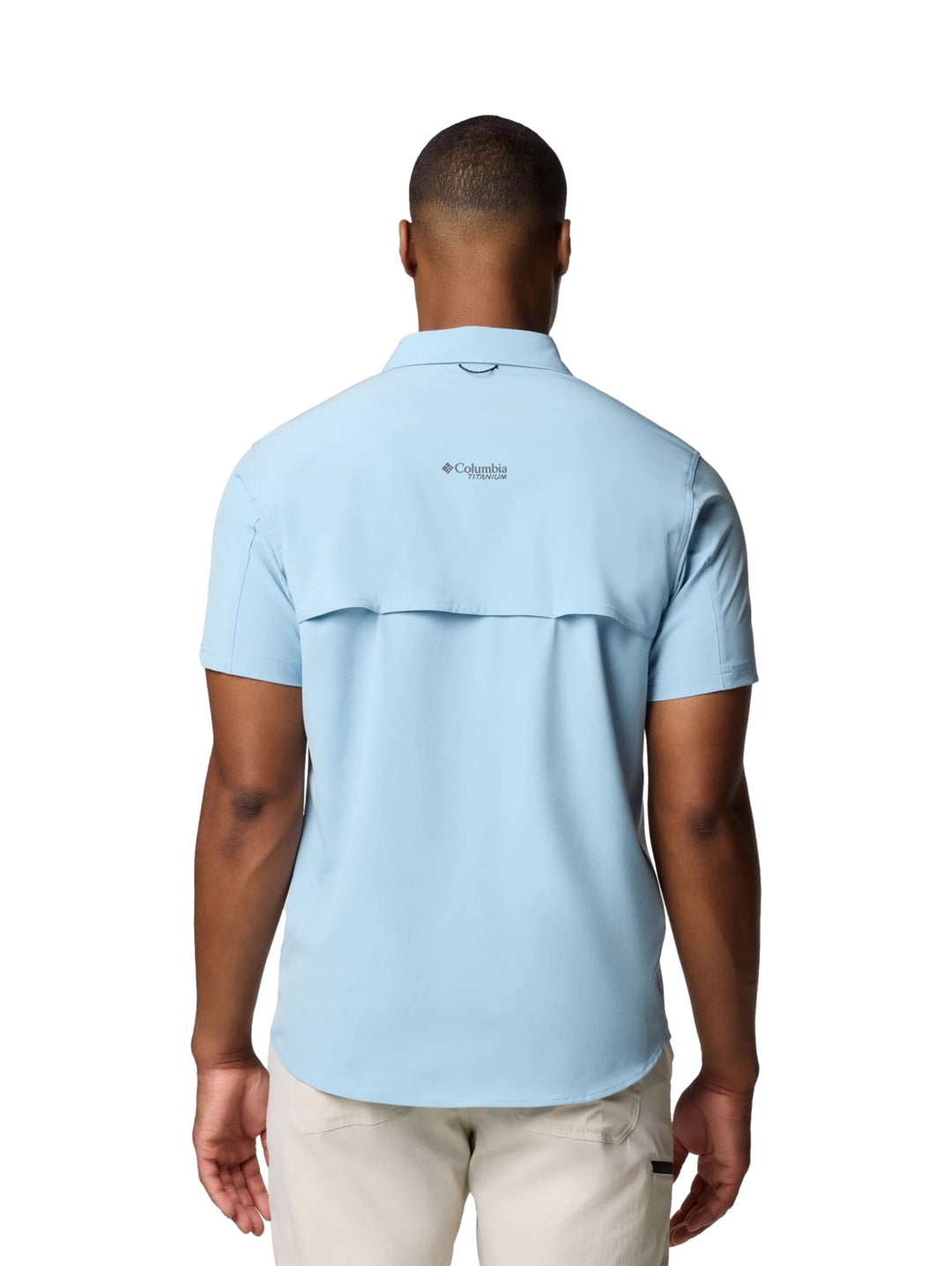Hombre vistiendo camisa Columbia de manga corta en color azul ripple blue con botones frontales.