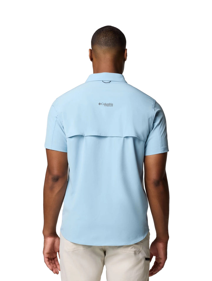 Hombre vistiendo camisa Columbia de manga corta en color azul ripple blue con botones frontales.