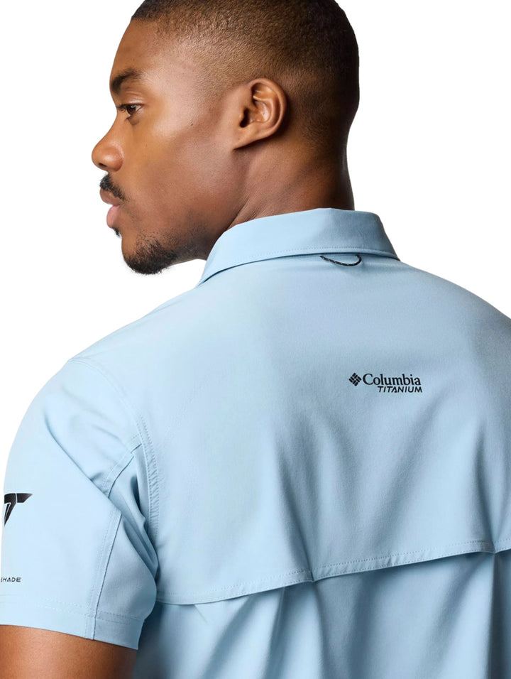 Hombre vistiendo camisa Columbia de manga corta en color azul ripple blue con botones frontales.
