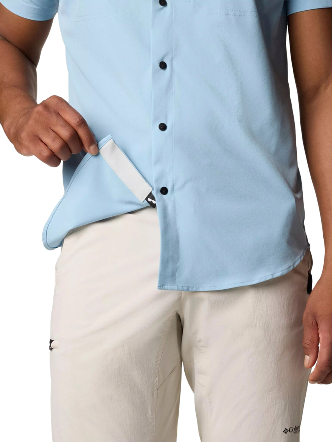 Hombre vistiendo camisa Columbia de manga corta en color azul ripple blue con botones frontales.