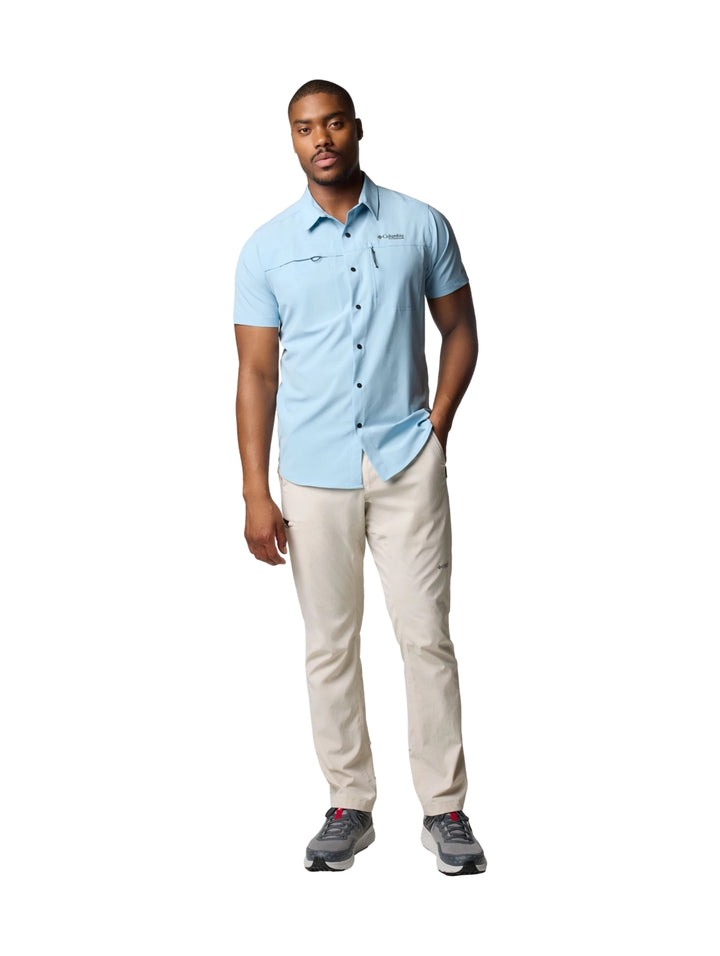 Hombre vistiendo camisa Columbia de manga corta en color azul ripple blue con botones frontales.
