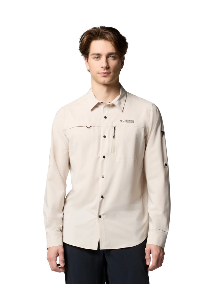 Hombre vistiendo camisa Columbia Summit Valley de manga larga en color beige Dark Stone con bolsillos frontales.