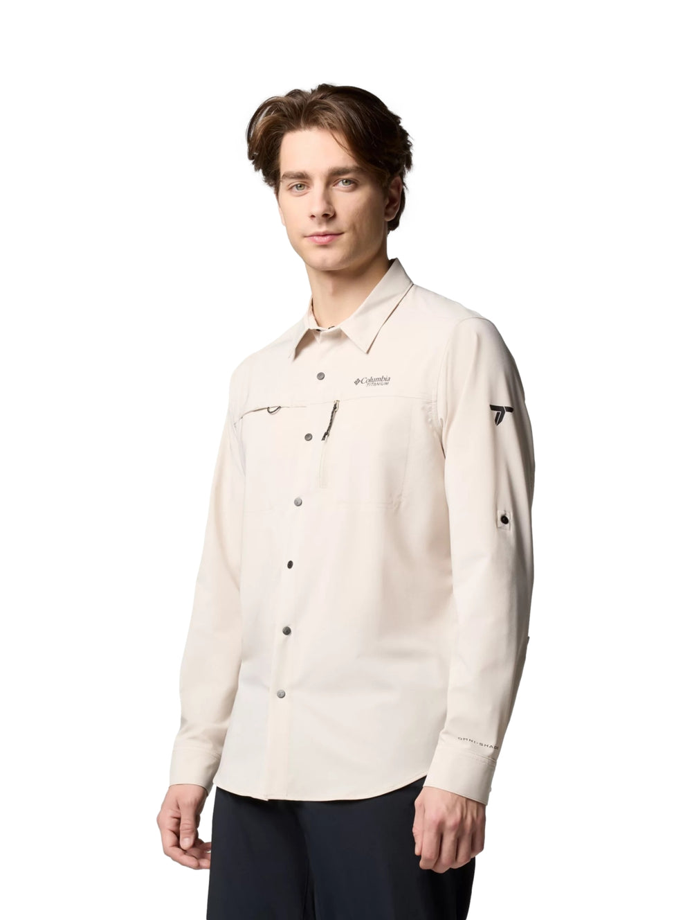 Hombre vistiendo camisa Columbia Summit Valley de manga larga en color beige Dark Stone con bolsillos frontales.