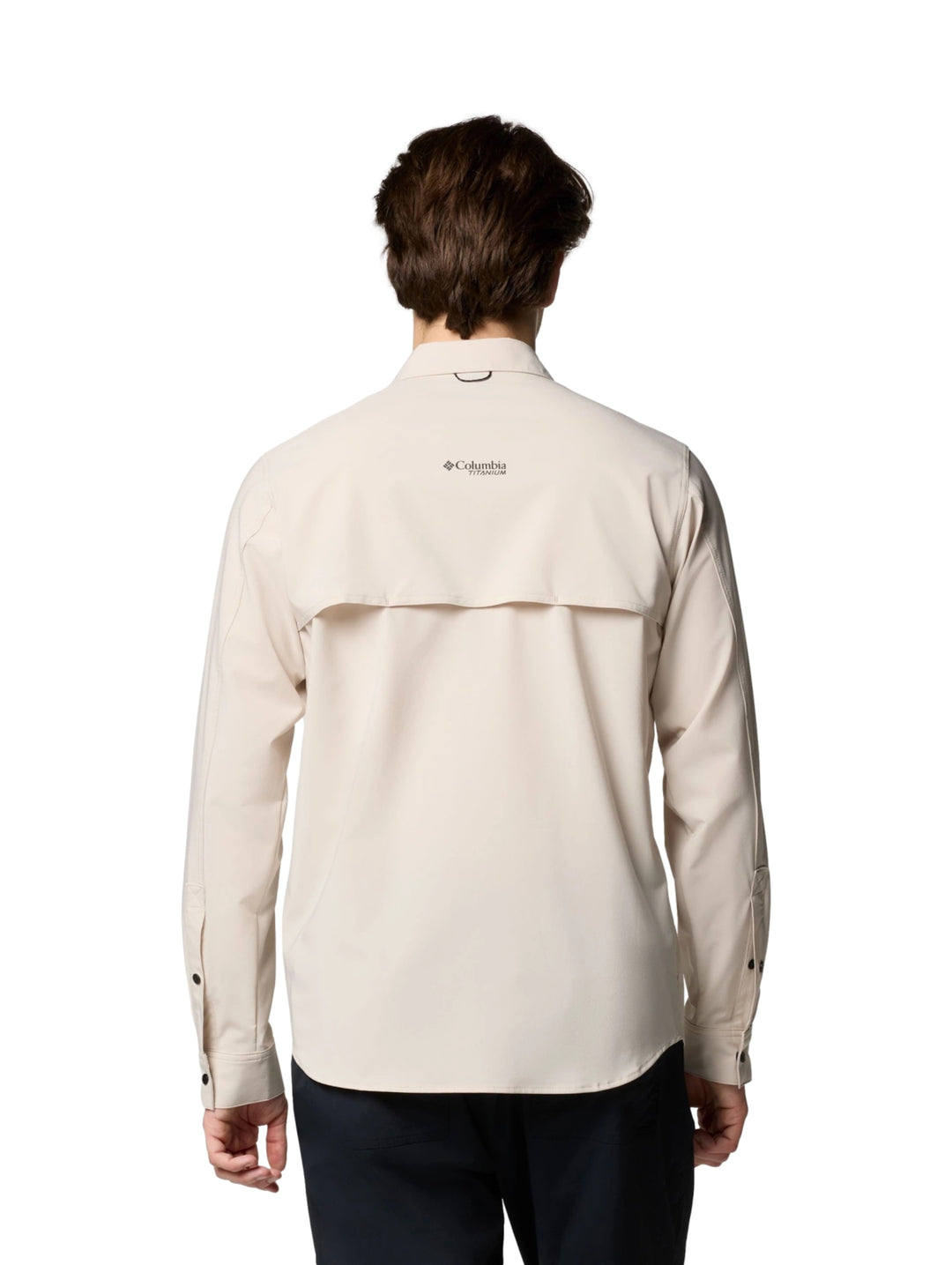Hombre vistiendo camisa Columbia Summit Valley de manga larga en color beige Dark Stone con bolsillos frontales.