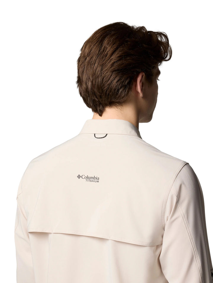 Hombre vistiendo camisa Columbia Summit Valley de manga larga en color beige Dark Stone con bolsillos frontales.