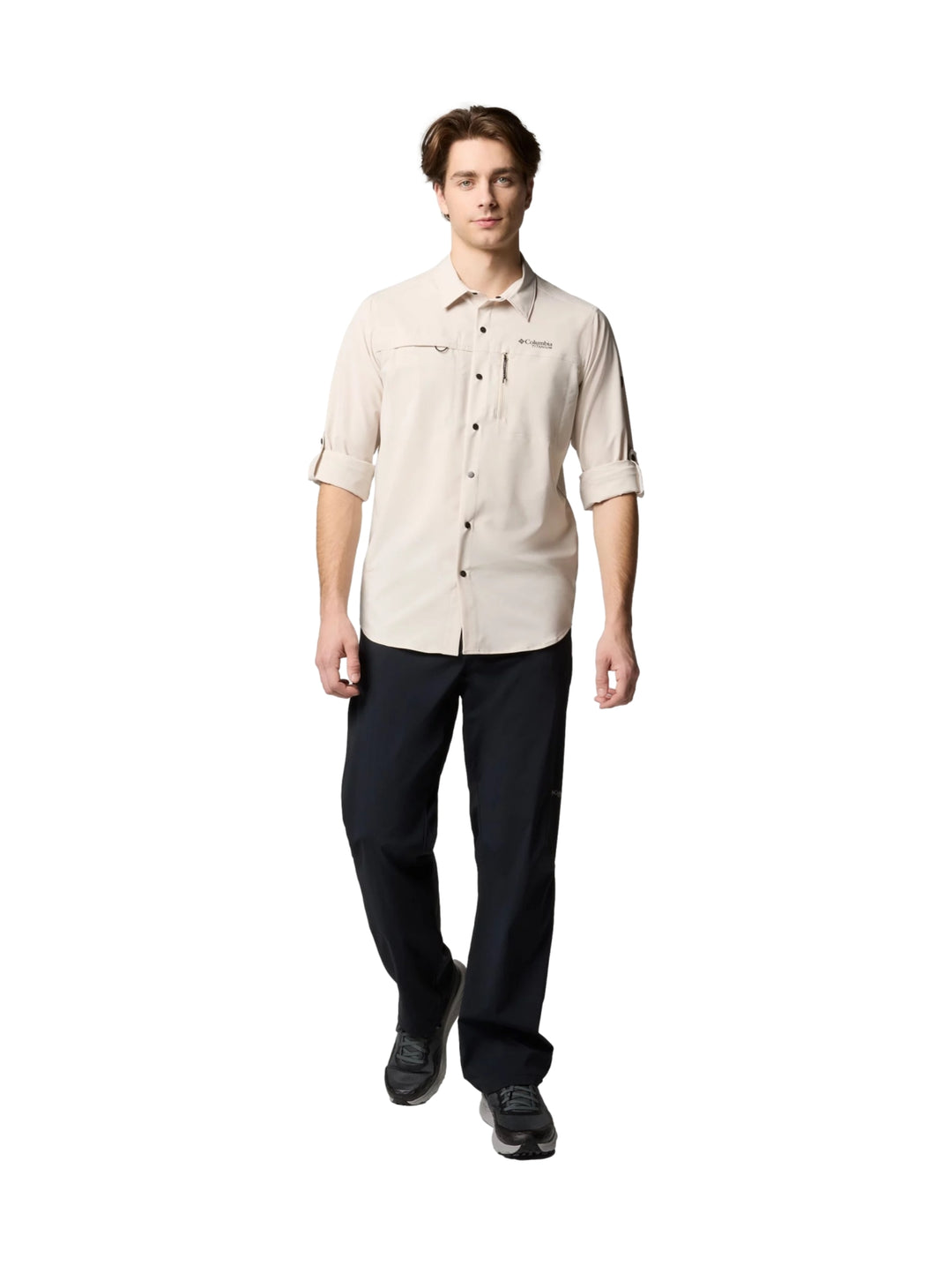 Hombre vistiendo camisa Columbia Summit Valley de manga larga en color beige Dark Stone con bolsillos frontales.