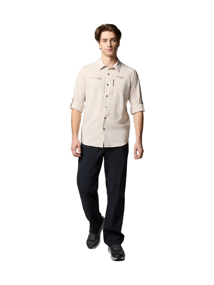 Hombre vistiendo camisa Columbia Summit Valley de manga larga en color beige Dark Stone con bolsillos frontales.