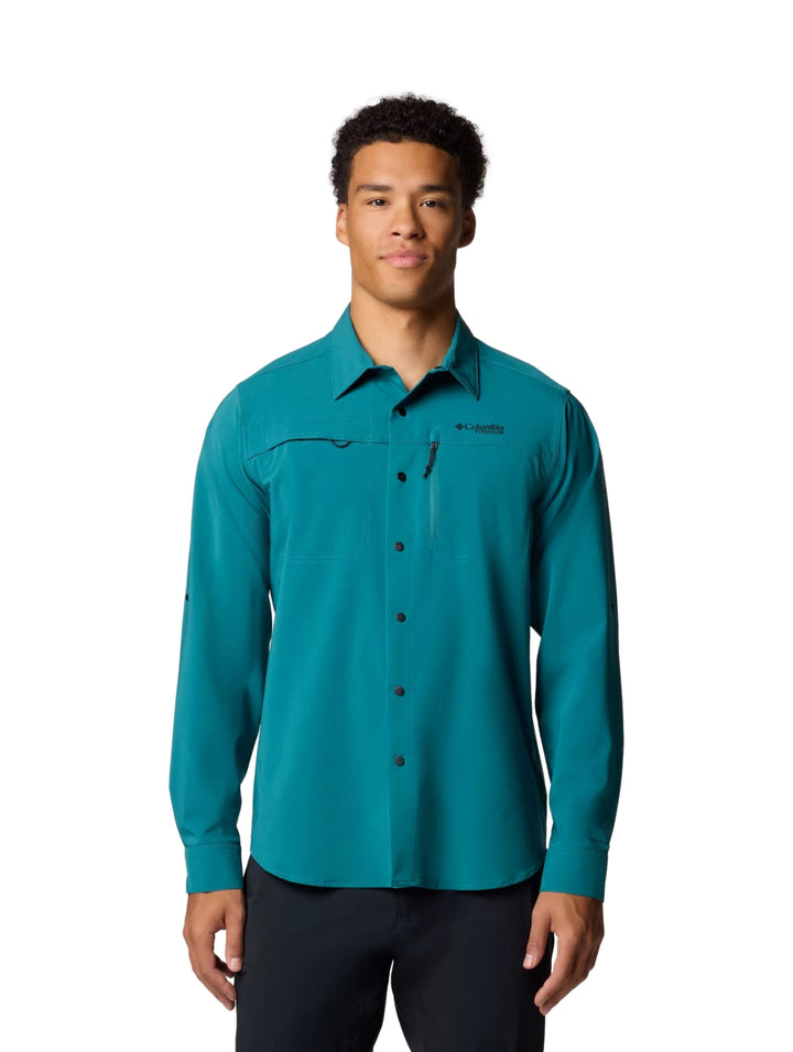 Hombre vistiendo camisa Columbia de manga larga en color azul river blue con cuello y botones.