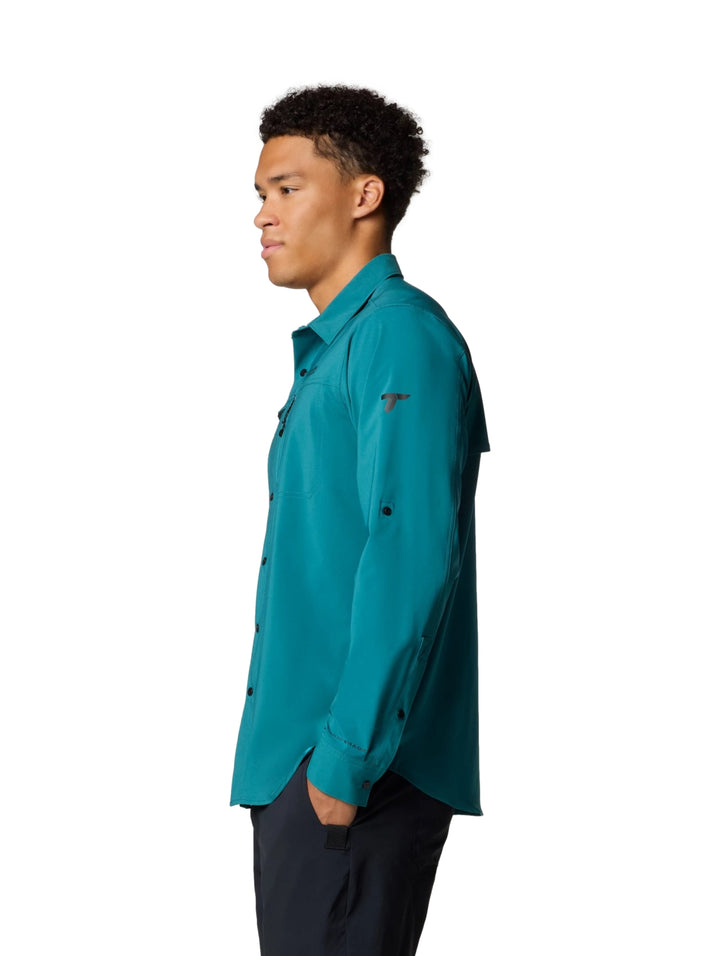 Hombre vistiendo camisa Columbia de manga larga en color azul river blue con cuello y botones.