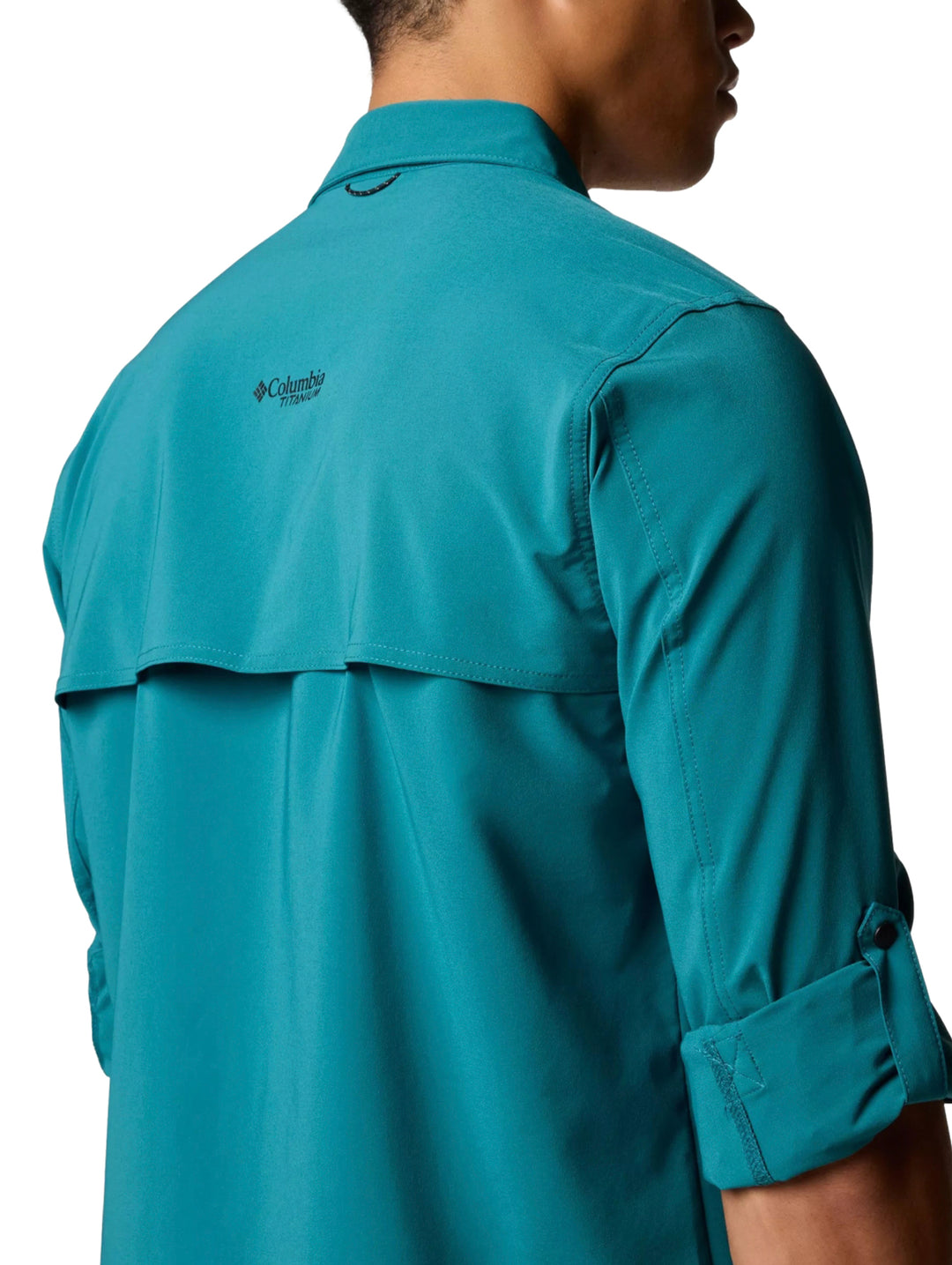 Hombre vistiendo camisa Columbia de manga larga en color azul river blue con cuello y botones.