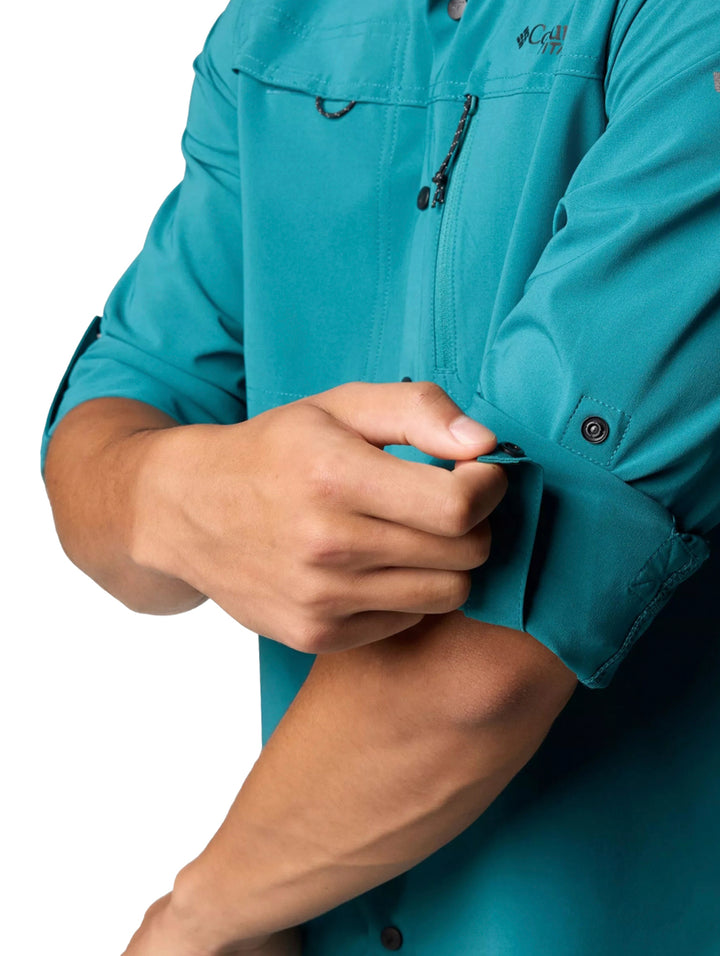 Hombre vistiendo camisa Columbia de manga larga en color azul river blue con cuello y botones.