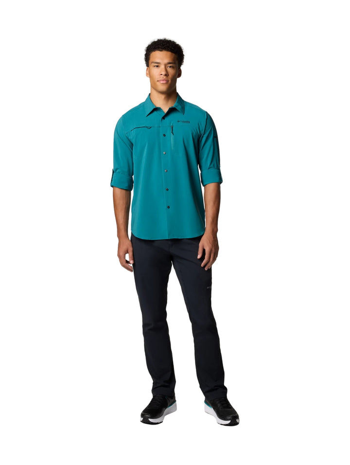 Hombre vistiendo camisa Columbia de manga larga en color azul river blue con cuello y botones.