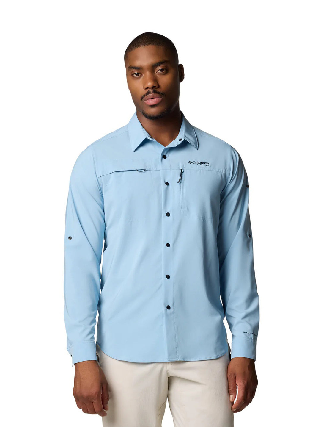 Hombre vistiendo camisa Columbia de manga larga en color azul ripple blue con botones negros y bolsillo superior.