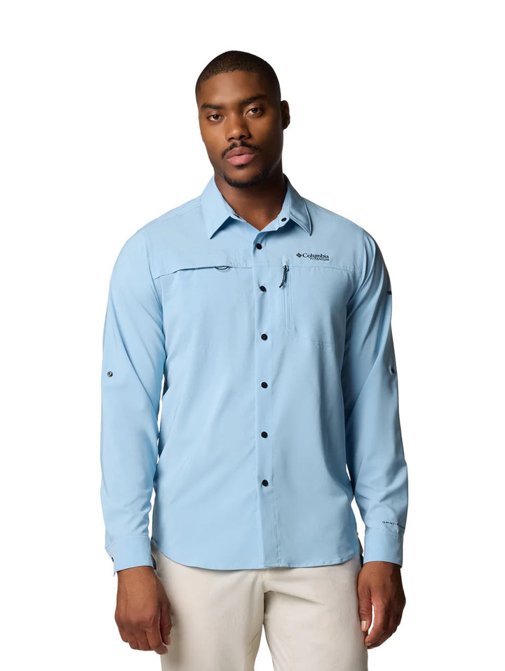 Hombre vistiendo camisa Columbia de manga larga en color azul ripple blue con botones negros y bolsillo superior.