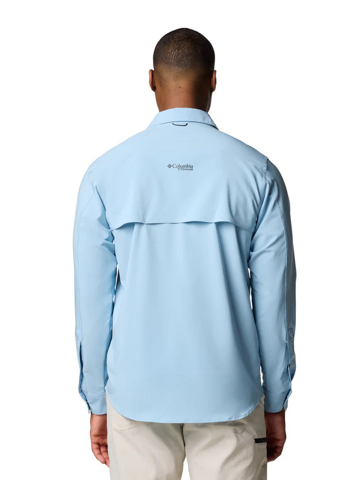 Hombre vistiendo camisa Columbia de manga larga en color azul ripple blue con botones negros y bolsillo superior.
