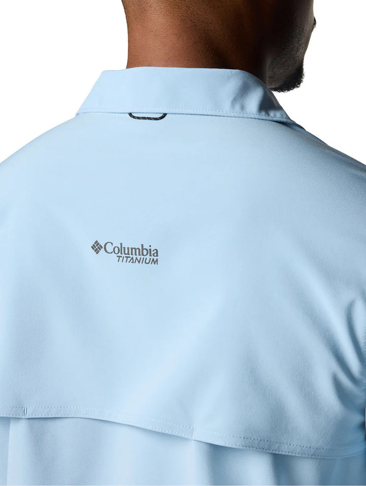Hombre vistiendo camisa Columbia de manga larga en color azul ripple blue con botones negros y bolsillo superior.