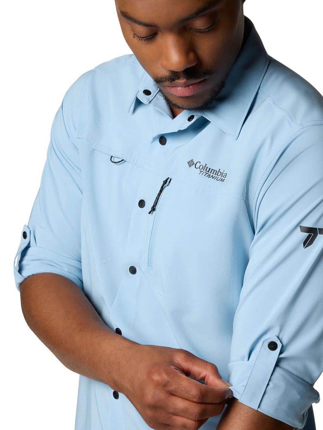 Hombre vistiendo camisa Columbia de manga larga en color azul ripple blue con botones negros y bolsillo superior.