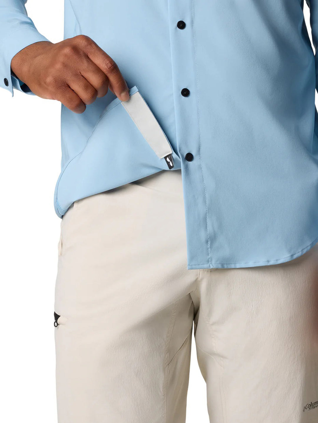 Hombre vistiendo camisa Columbia de manga larga en color azul ripple blue con botones negros y bolsillo superior.