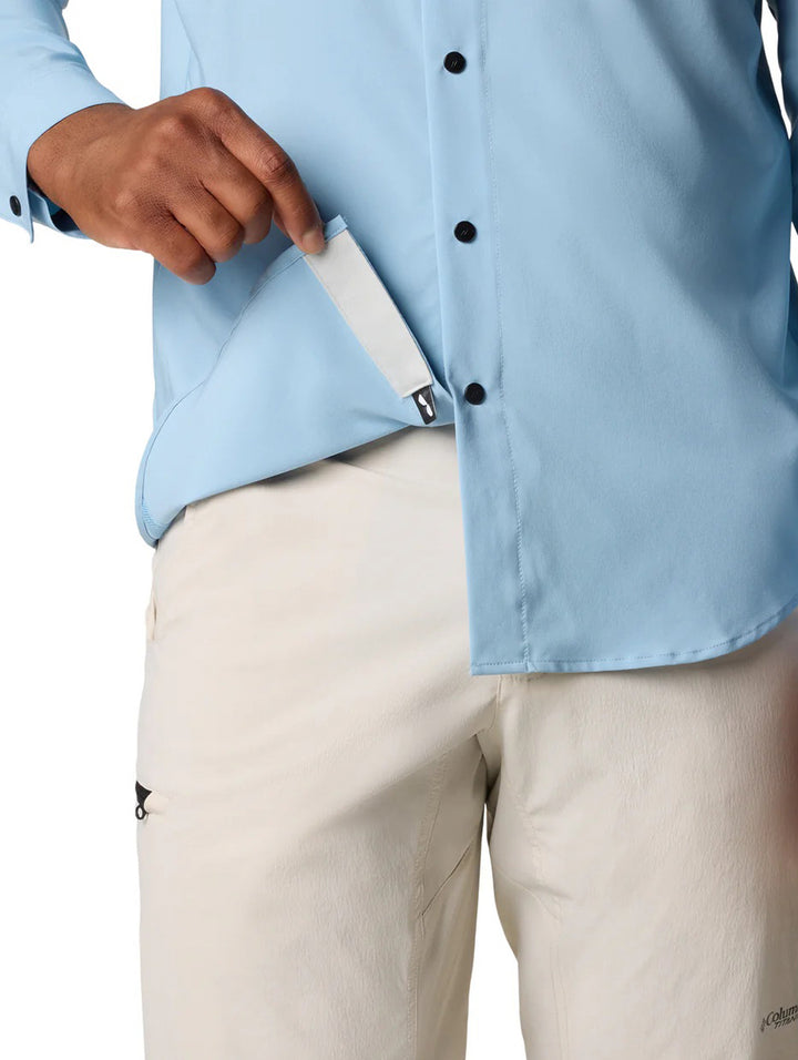 Hombre vistiendo camisa Columbia de manga larga en color azul ripple blue con botones negros y bolsillo superior.