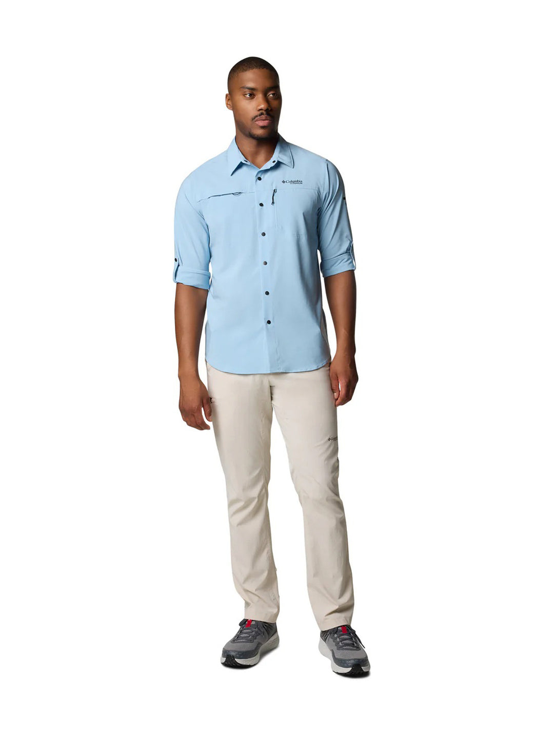 Hombre vistiendo camisa Columbia de manga larga en color azul ripple blue con botones negros y bolsillo superior.