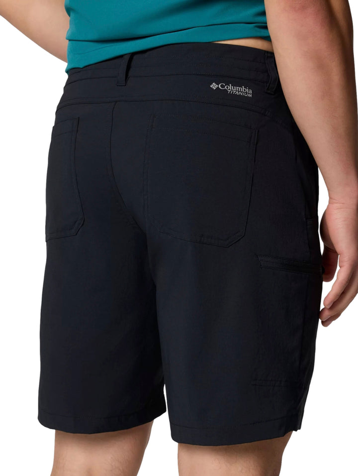 Hombre vistiendo shorts deportivos Columbia color negro, corte ligero y ajuste casual.