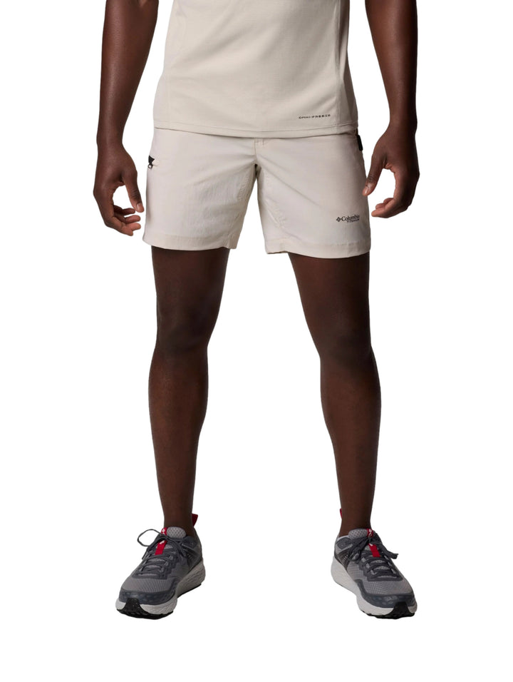 Hombre vistiendo pantalones cortos Columbia color Dark Stone de corte ligero y estilo deportivo.