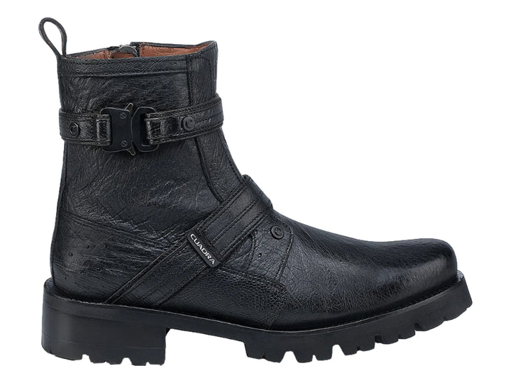Bota de cuero de avestruz color negro con suela track y detalle de hebilla.