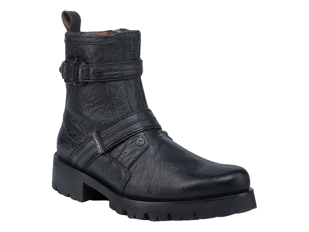 Bota de cuero de avestruz color negro con suela track y detalle de hebilla.