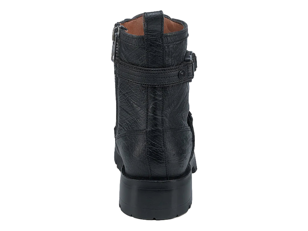 Bota de cuero de avestruz color negro con suela track y detalle de hebilla.