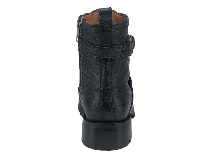 Bota de cuero de avestruz color negro con suela track y detalle de hebilla.