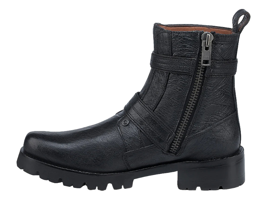 Bota de cuero de avestruz color negro con suela track y detalle de hebilla.