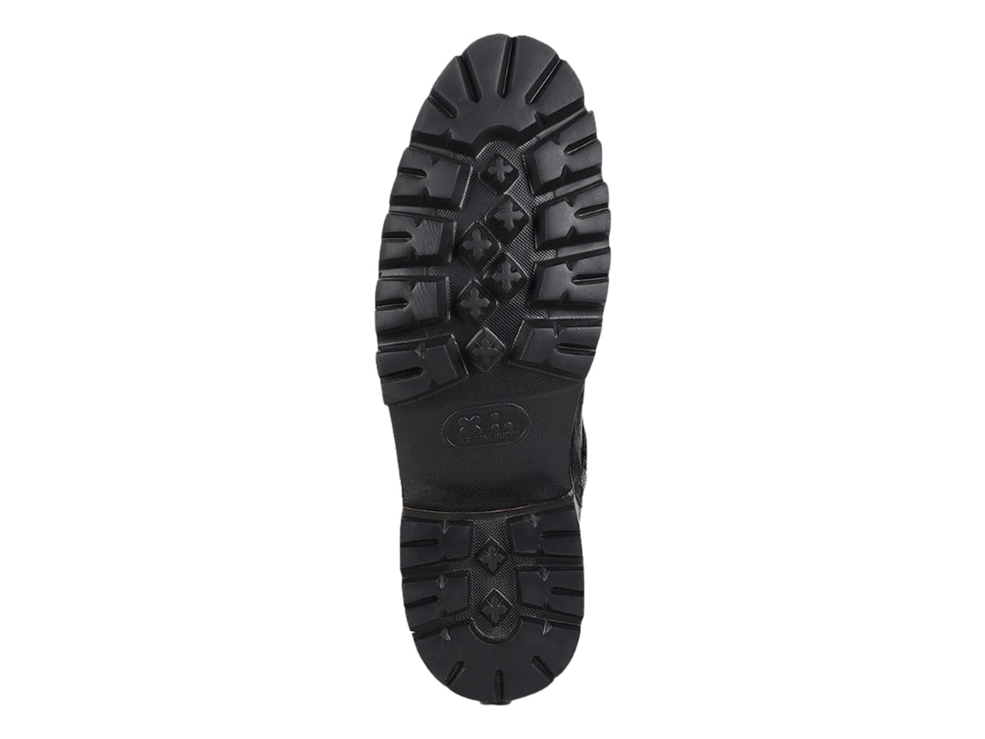 Bota de cuero de avestruz color negro con suela track y detalle de hebilla.