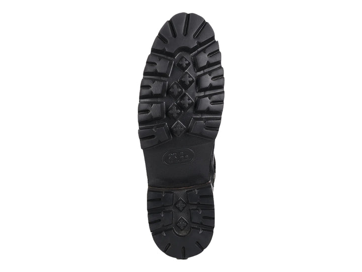 Bota de cuero de avestruz color negro con suela track y detalle de hebilla.