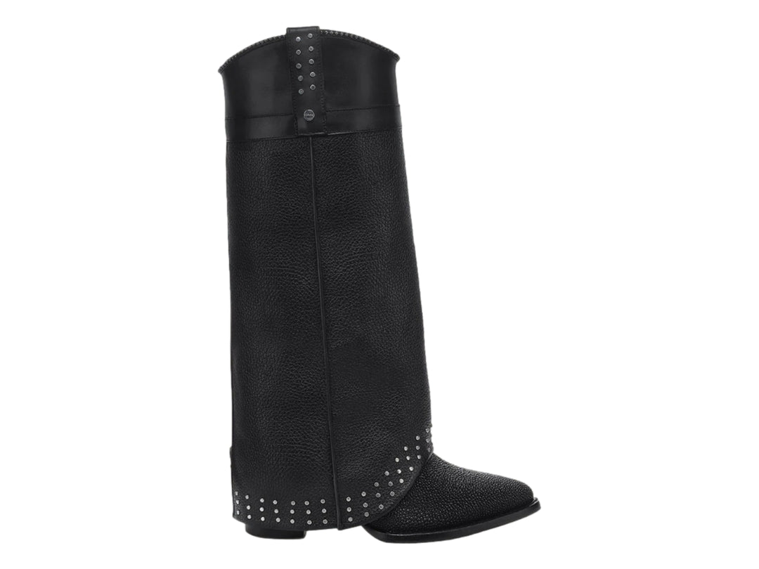 Bota alta de cuero de mantarraya color negro con detalles de tachuelas plateadas en la base y parte superior.