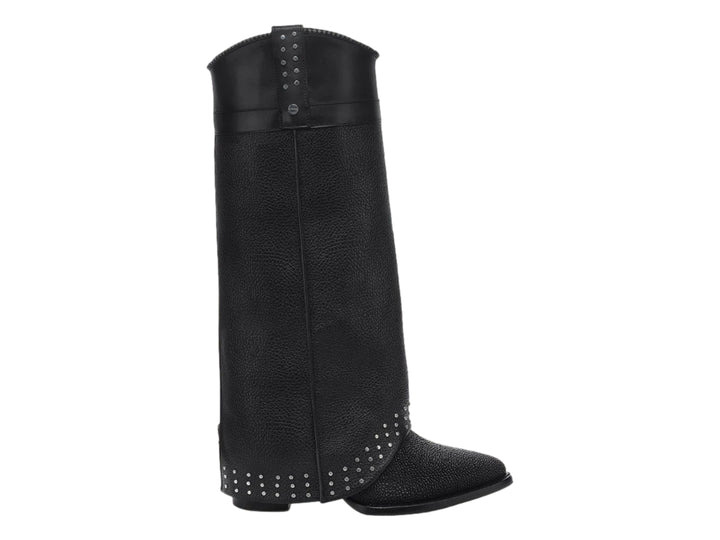 Bota alta de cuero de mantarraya color negro con detalles de tachuelas plateadas en la base y parte superior.
