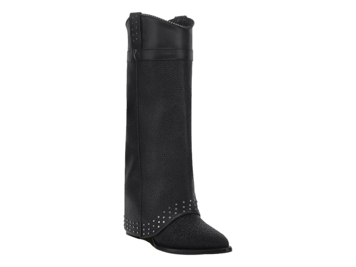 Bota alta de cuero de mantarraya color negro con detalles de tachuelas plateadas en la base y parte superior.