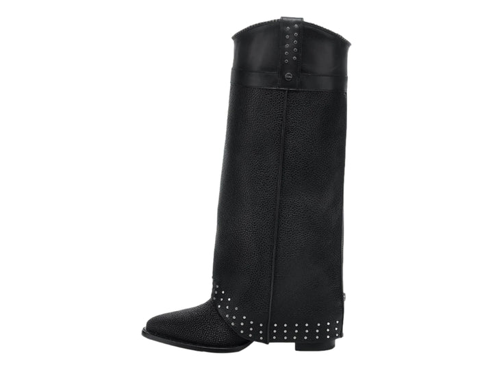 Bota alta de cuero de mantarraya color negro con detalles de tachuelas plateadas en la base y parte superior.