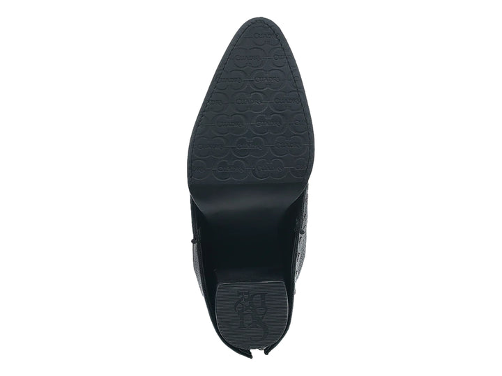 Bota alta de cuero de mantarraya color negro con detalles de tachuelas plateadas en la base y parte superior.