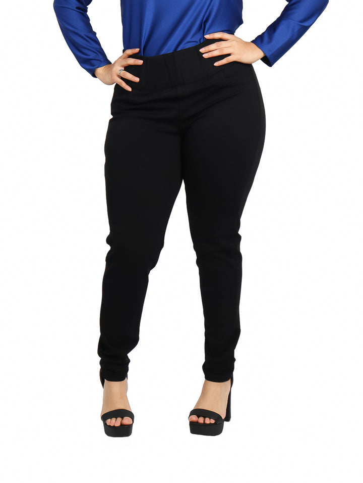 Mujer vistiendo leggings negros ajustados de talle alto.