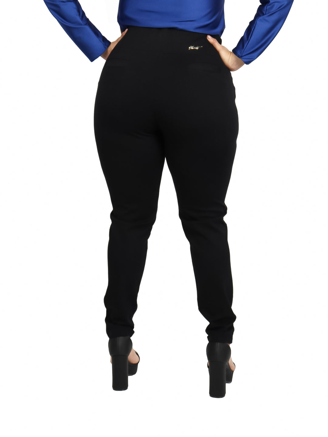 Mujer vistiendo leggings negros ajustados de talle alto.