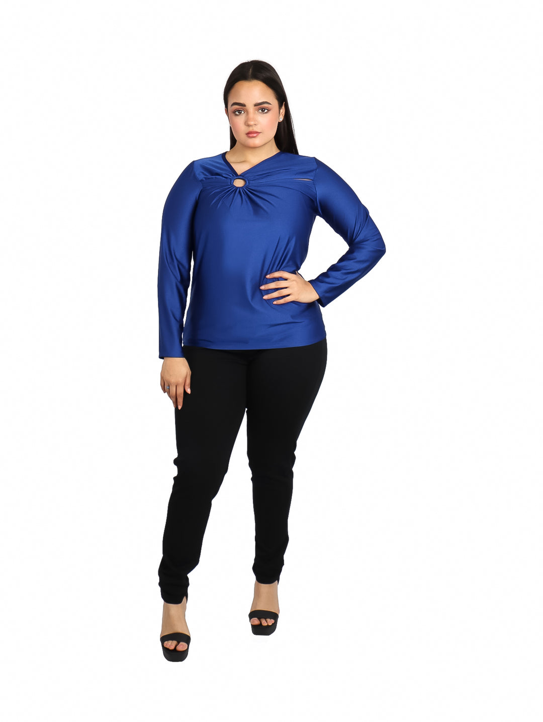 Mujer vistiendo leggings negros ajustados de talle alto.