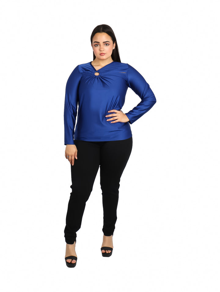 Mujer vistiendo leggings negros ajustados de talle alto.