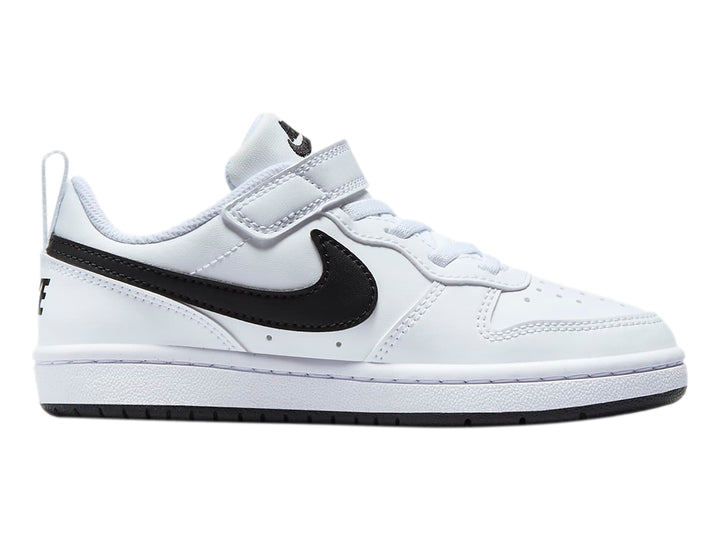 Tenis Nike Court Borough Low Recraft blancos con detalles en negro y cierre de velcro.